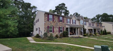 Building Photo - Beautiful 3 bedroom 2.5 bathroom END Unit ...