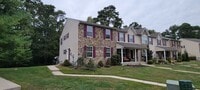 Building Photo - Beautiful 3 bedroom 2.5 bathroom END Unit ...