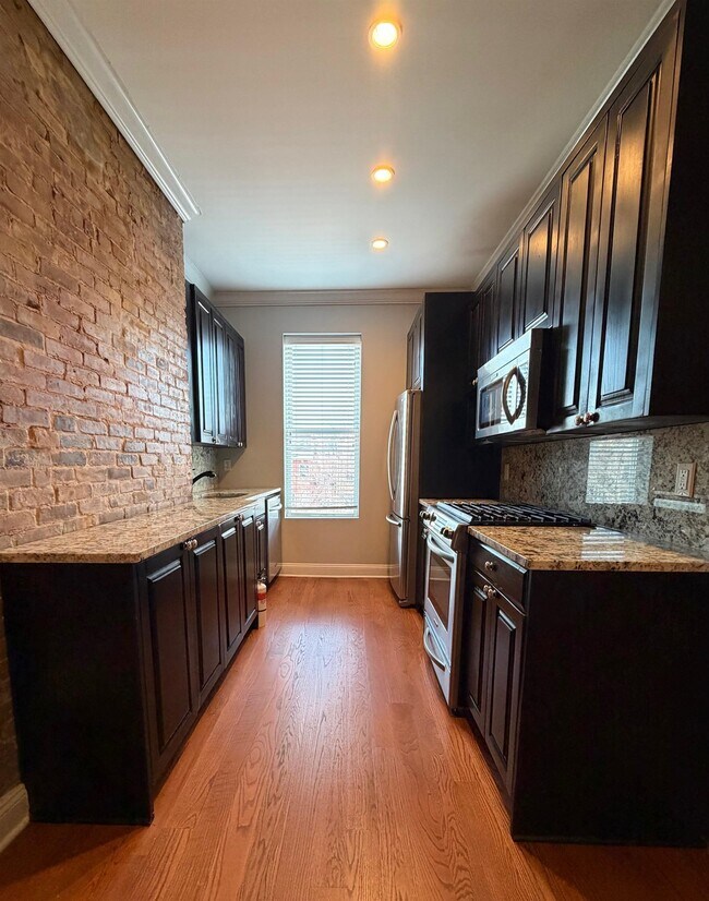 Building Photo - 807 Garden St