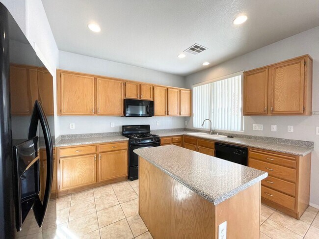 Building Photo - Beautiful 2 story 3 car garage single fami...