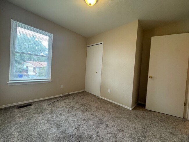 Building Photo - 4-Bedroom Home with 2-Car Garage close to ...