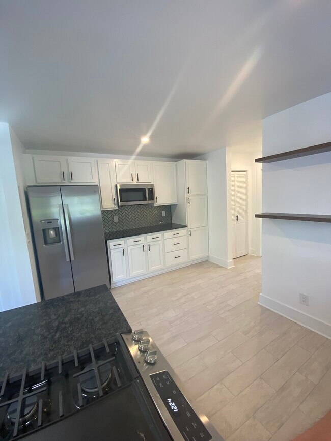 Building Photo - 3041 Cleinview Ave