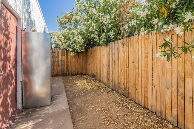 Building Photo - Two Bedrooms - Central Phoenix!