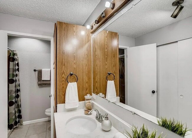 Building Photo - Spacious 2 bedroom 1.75 bath condo Racquet...