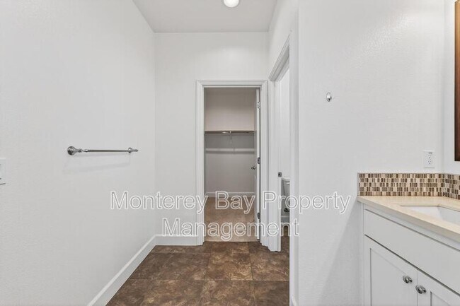 Building Photo - 480 Palisade Dr