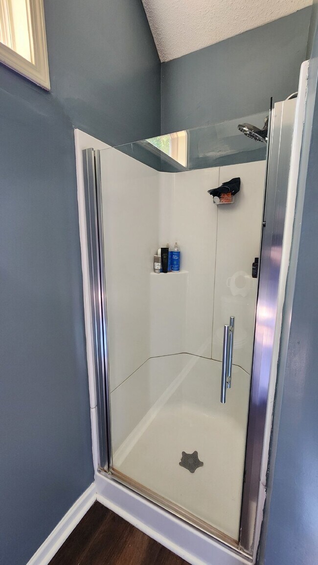 Building Photo - Convenient to west gate of Ft Moore