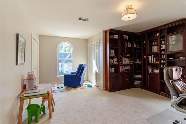 Building Photo - 3850 Glenhurst Dr