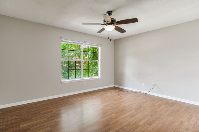 Building Photo - Desirable townhouse centerally located.