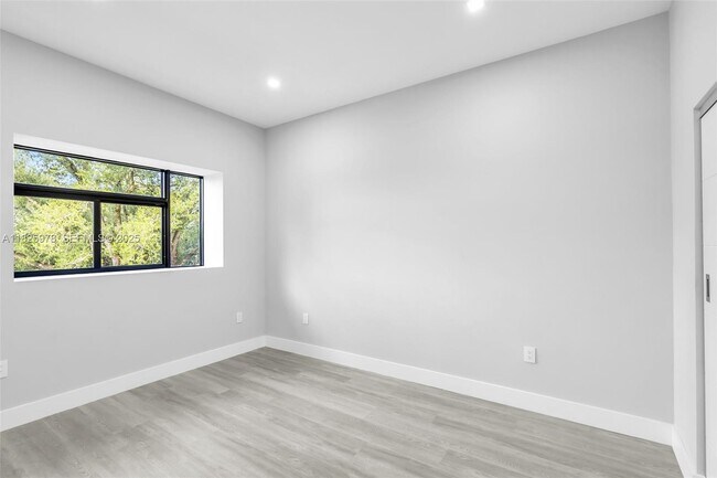 Building Photo - 808-810 SW 9th St