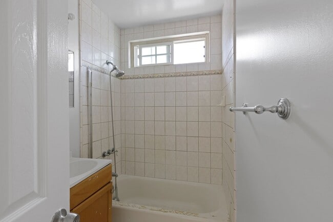 Building Photo - Charming 3 Bedroom / 1.5 Bathroom Home in ...