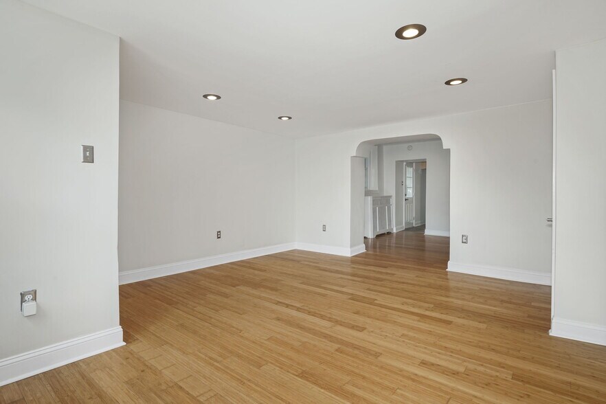 Living room - 4161 Apple St