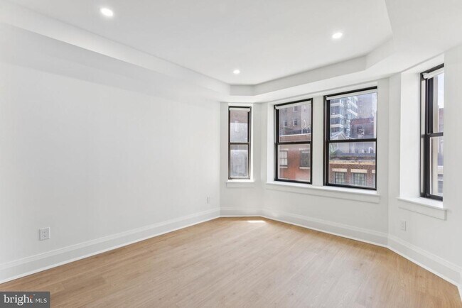 Building Photo - 135 S 19th St