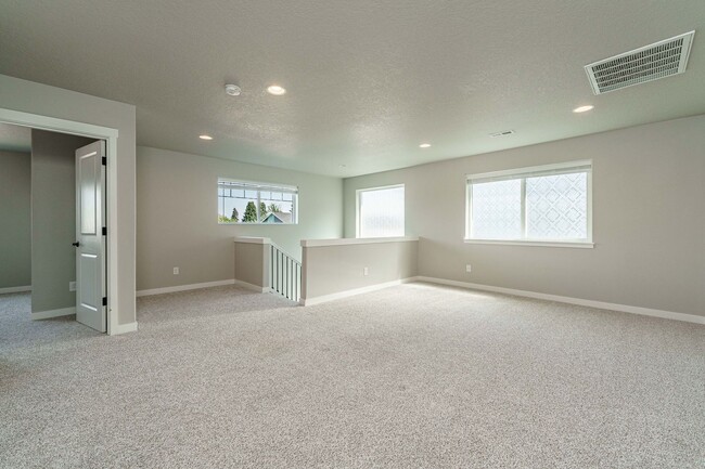 Building Photo - Spacious 4BR Modern Retreat and Luxury Liv...