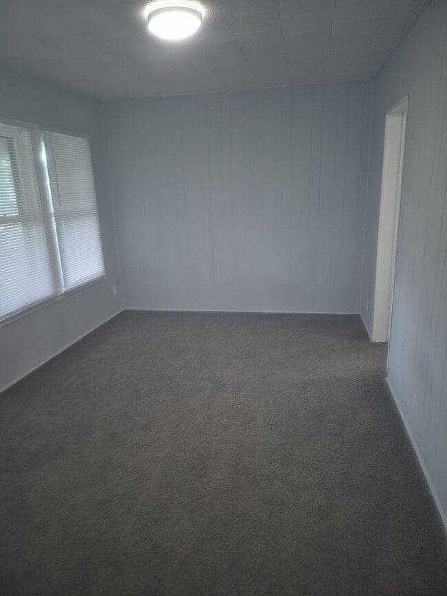 Building Photo - Updated Quaint Single Family Home Availabl...