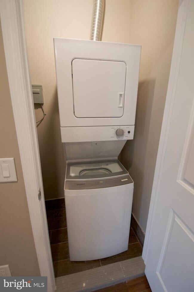 Building Photo - 1422 Callowhill St