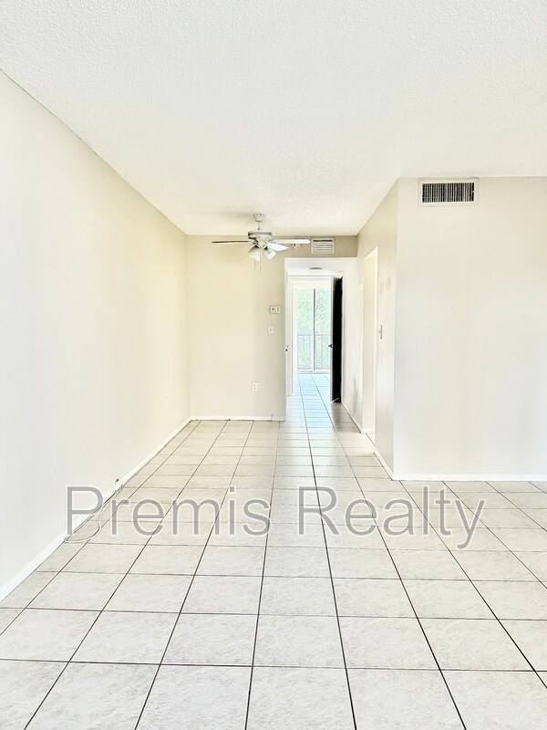 Building Photo - 2699 Seville Blvd
