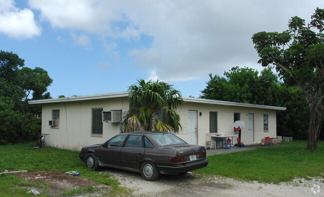 Primary Photo - 5640 Taft St