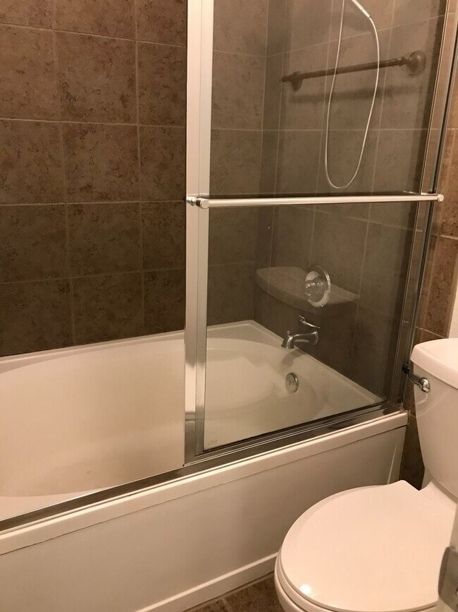 Hall Bath Tub / Shower - 1880 E Morten Ave