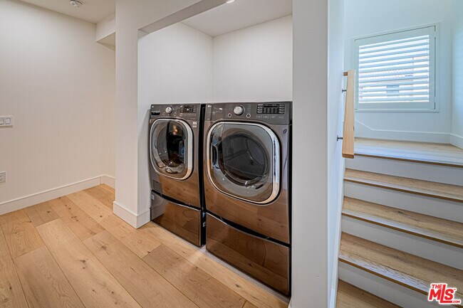 Building Photo - 6142 1/2 Lexington Ave