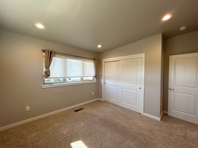 Building Photo - 2 Bedroom Townhouse in SW Redmond