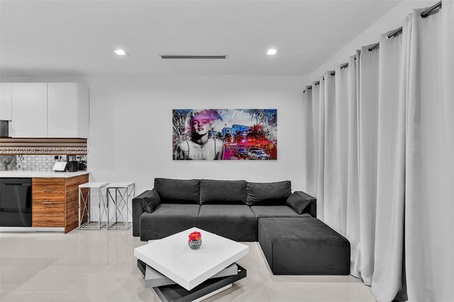 Building Photo - 1002 10th St