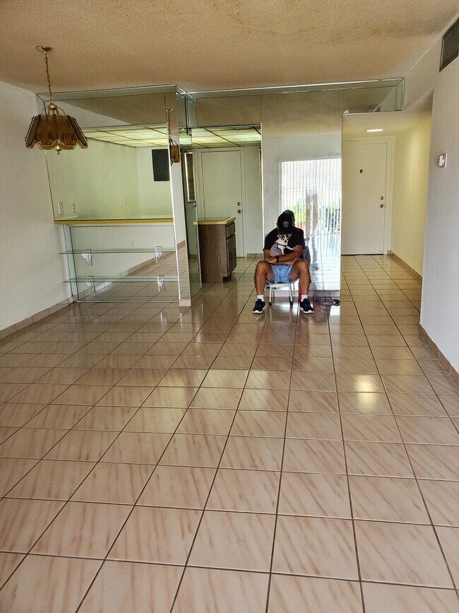 Building Photo - 1900 W 54th St