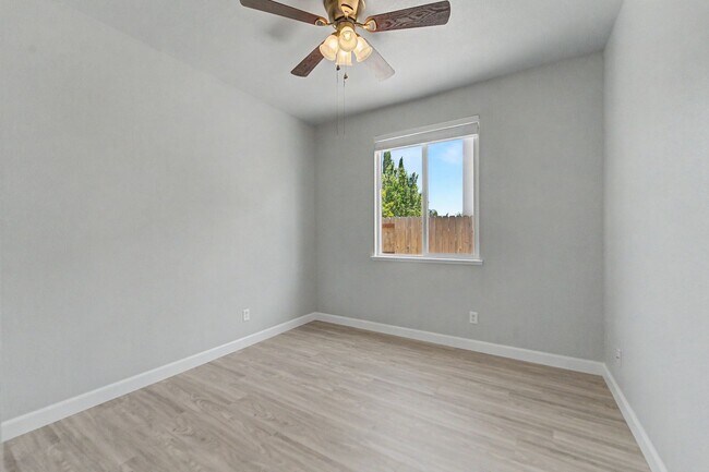 Building Photo - 4 bedroom 2 bath home located in Yuba City
