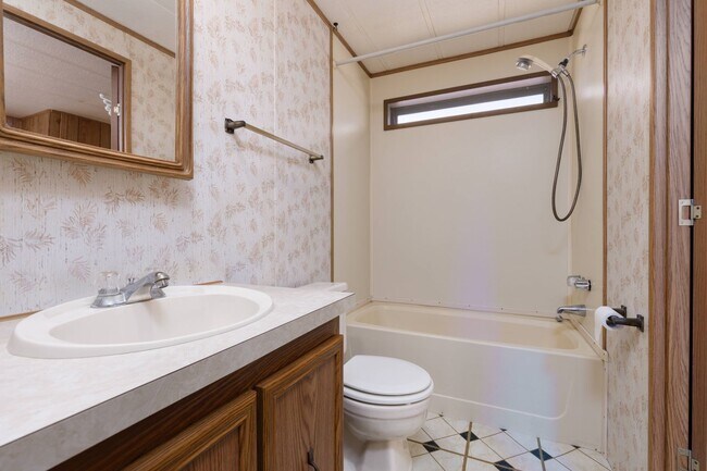 Building Photo - Home in Desert Springs