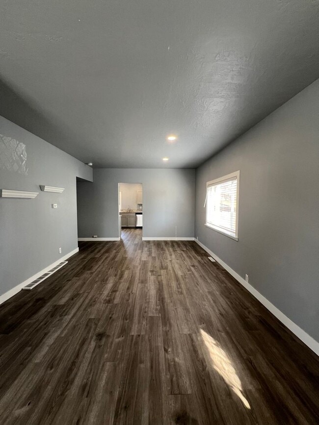 Building Photo - Charming 3 Bedroom 2 Bathroom House!!