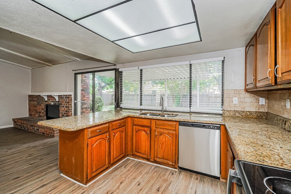 Building Photo - 4141 Yellowleaf Dr