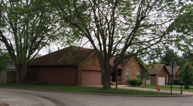 Primary Photo - Executive Rental Nestled in Hickory Ridge ...