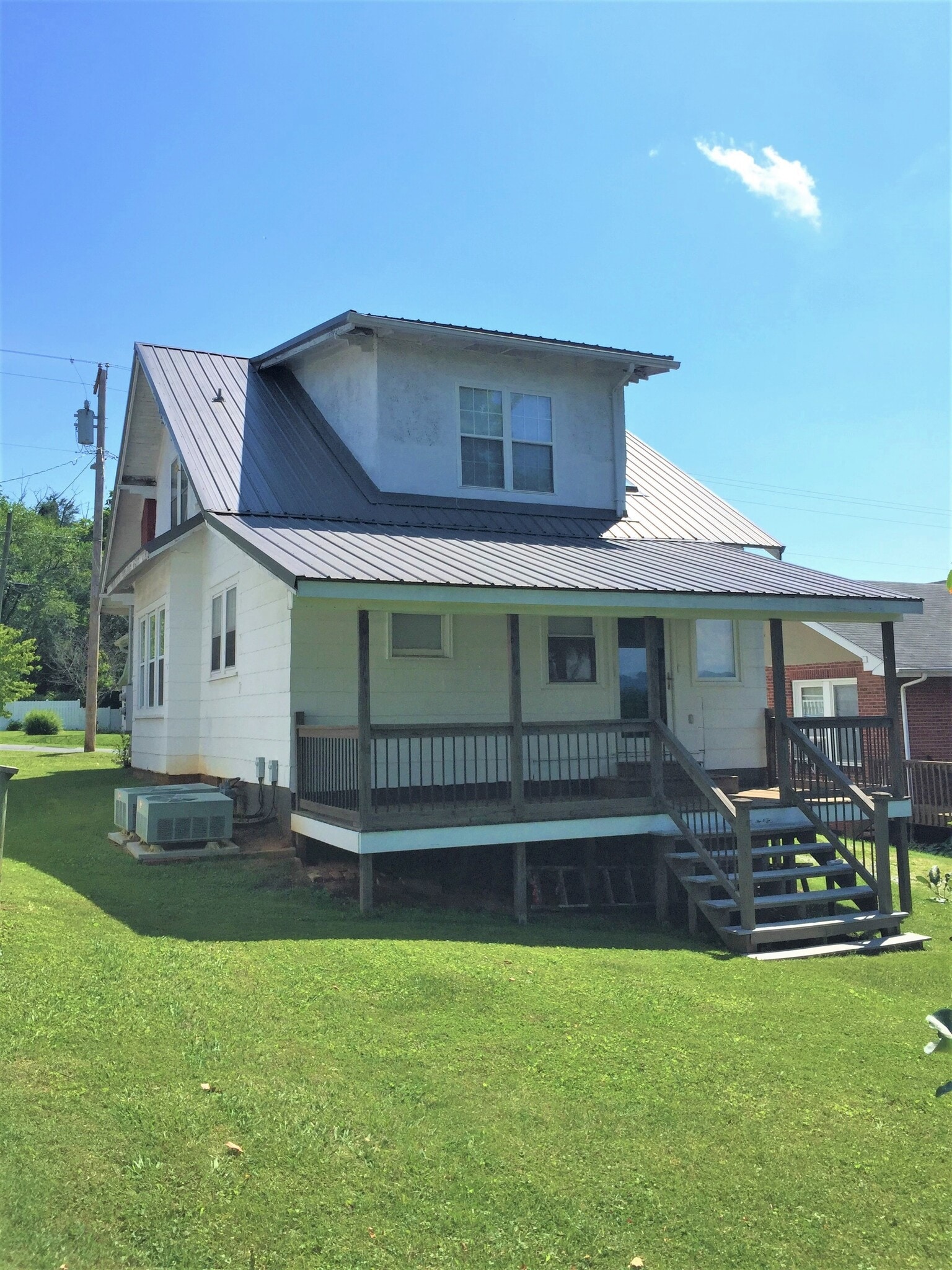 Backyard - deck goes with downstairs unit - 923 Hillcrest E Dr