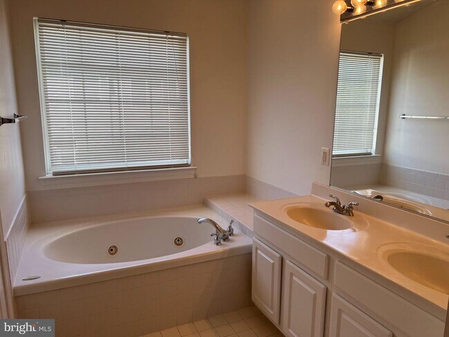 Building Photo - 8818 Royal Doulton Ln
