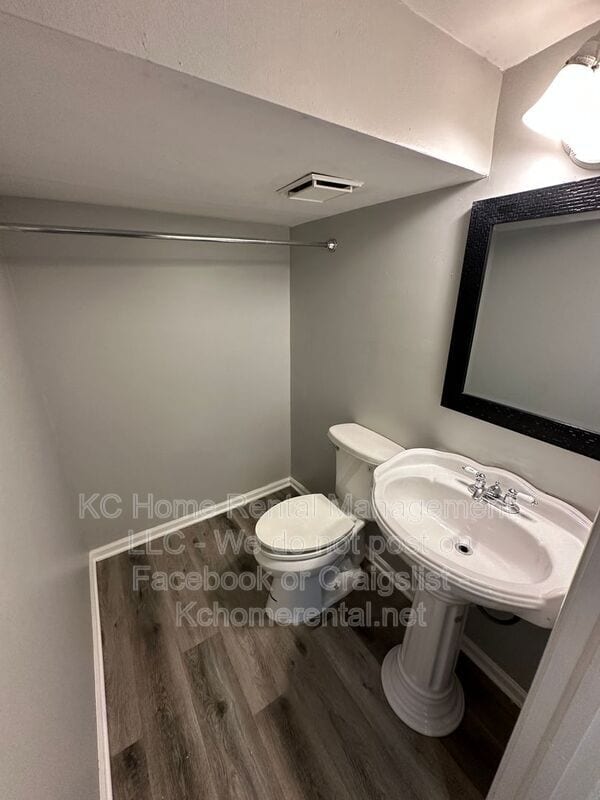 Building Photo - 708 NW Mock Ave