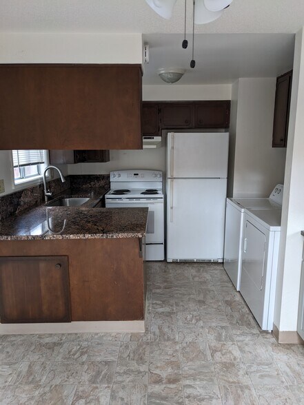 Granite countertops deep sink, dishwasher - 515 C St