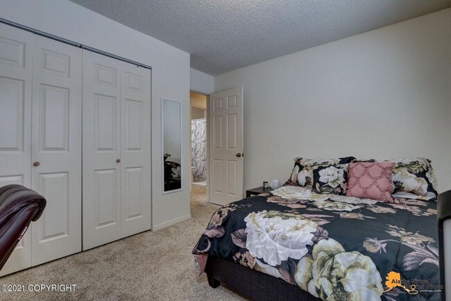 Building Photo - 3 Bedroom Unit w/ Garage in the U-MED Dist...