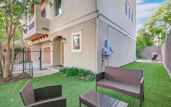 Building Photo - 2323 Woodhead St