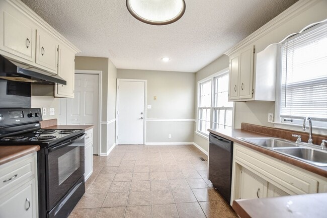Building Photo - Centrally Located Three Bedroom!