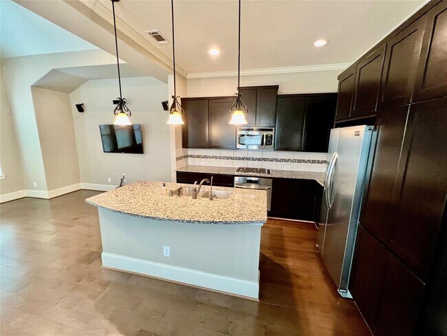 Building Photo - 736 Nicholson St