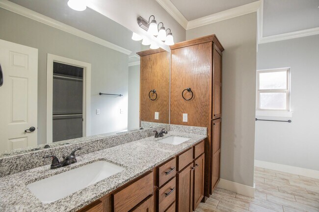 Building Photo - ***116 Alder Street***