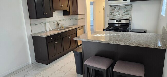 Building Photo - 826 Orange Grove Pl