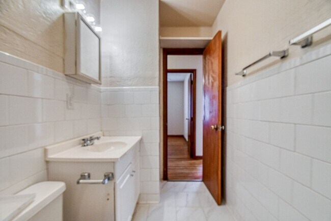 Building Photo - Charming Central Norman Home!