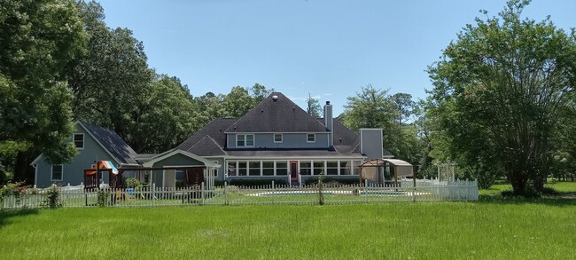 Building Photo - Escape to a 4Bd/4Ba Home with Private Pool