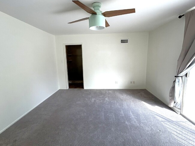 Building Photo - "Discover Your Dream Home: Spacious 3-Bed,...