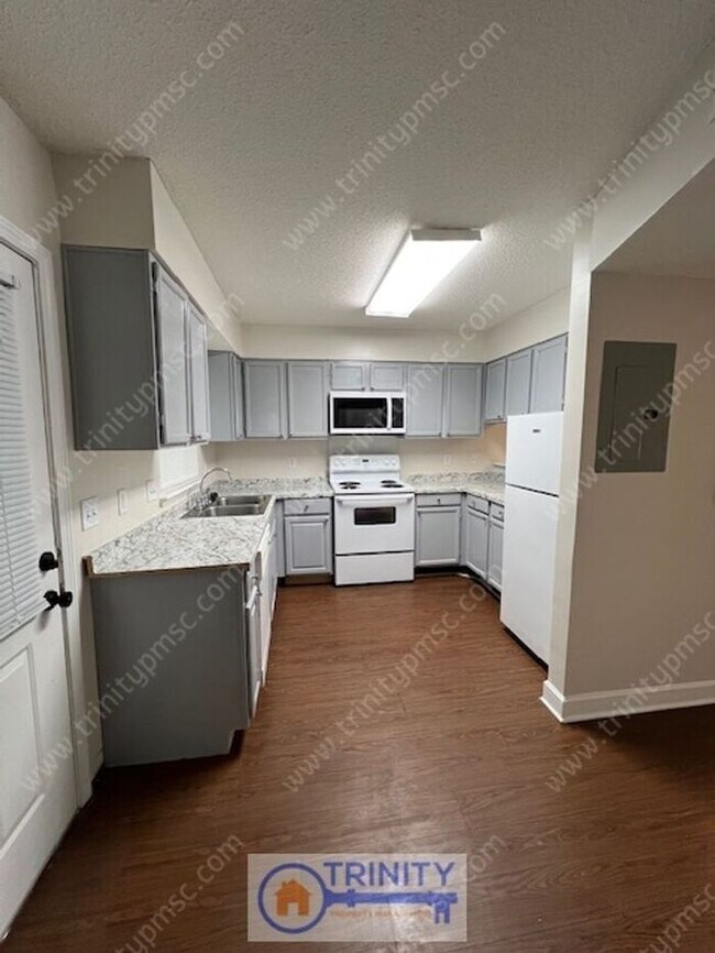 Building Photo - Cute TWO STORY Town Home!