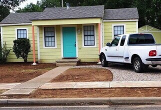 Building Photo - Cute 2/1.5 with All Appliances!