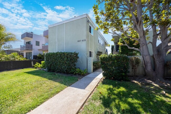 Primary Photo - *OPEN HOUSE: 9/20 1:30-2:30PM* Studio Clos...