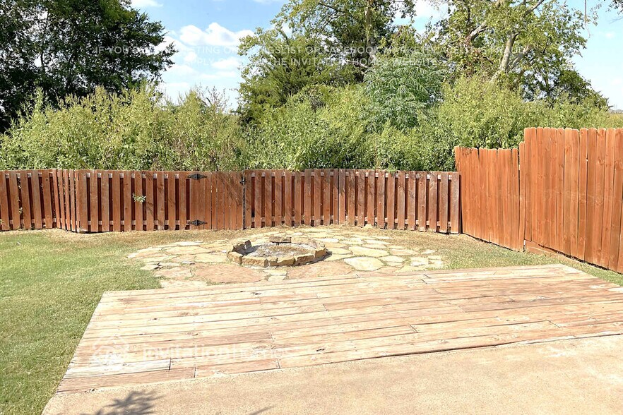 Building Photo - 203 Briar Creek Dr