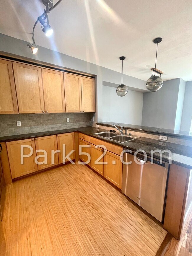 Building Photo - One Bedroom Condo in Downtown Tacoma