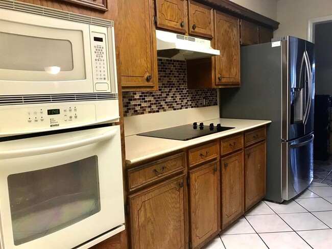 Building Photo - 10728 Briar Forest Dr